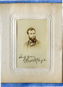 صورة تمثال نصفي لرجل ملتح يرتدي بدلة ، وينظر قليلاً إلى اليمين بواسطة معرض سانت لويس مانسفيلد